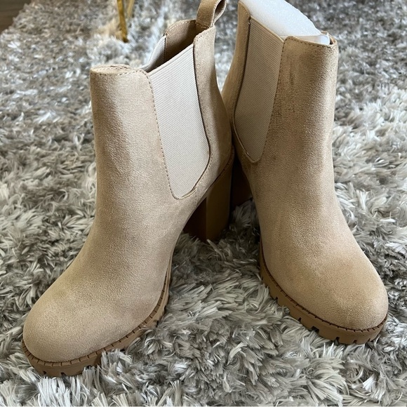 NWT Women’s Soda Glove Ankle Boot w/Lug Sole Elastic Gore Chunky Heels Size 8.5 - Picture 7 of 10